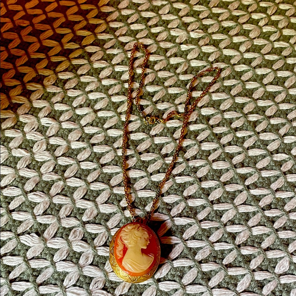 Vintage Gold Cameo Pendant Necklace